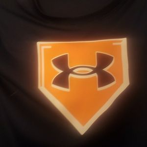 Under Armour Dry Fit Boys Size 7 runs small